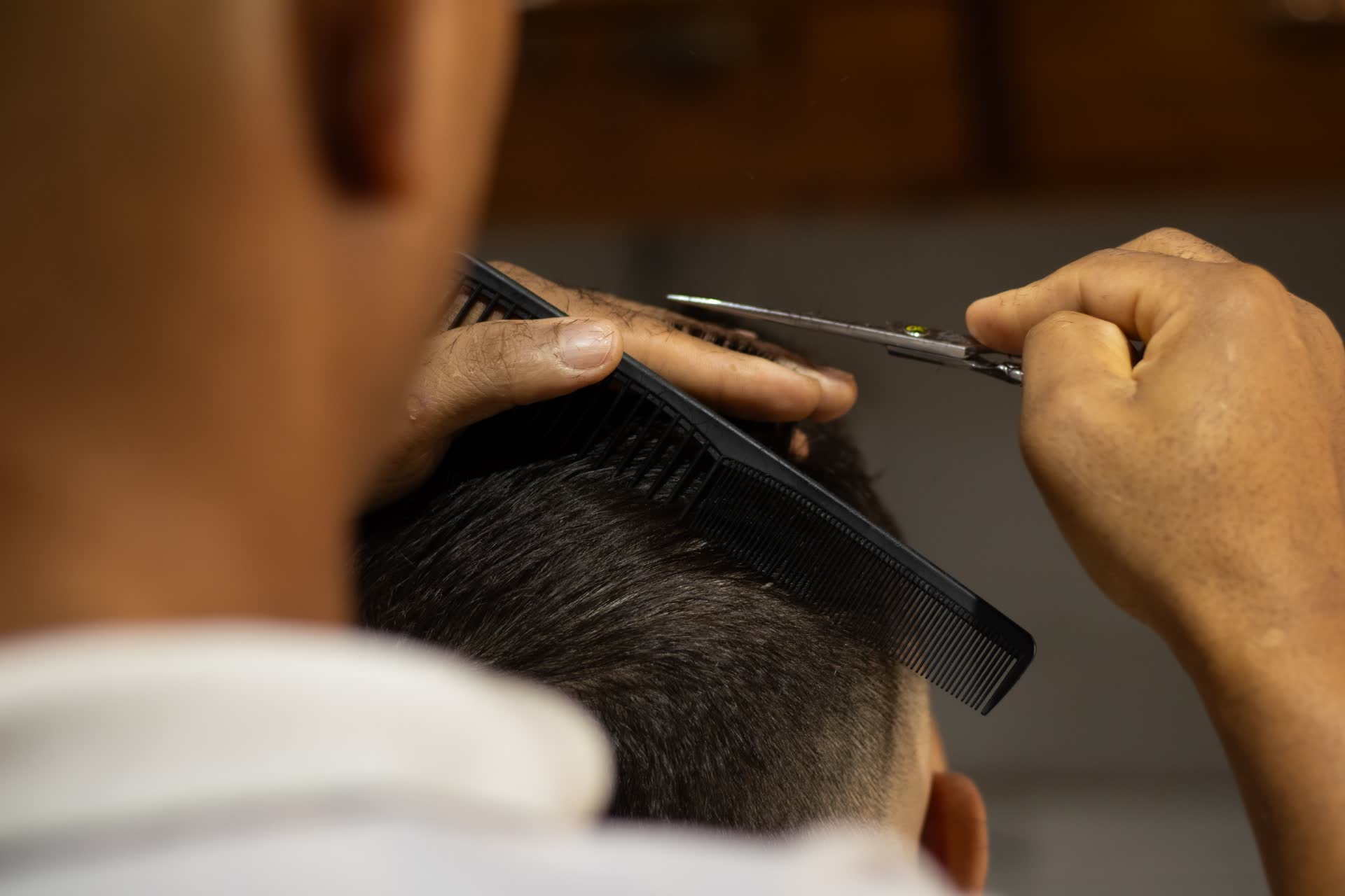Corte de cabelo com tesoura e pente preto